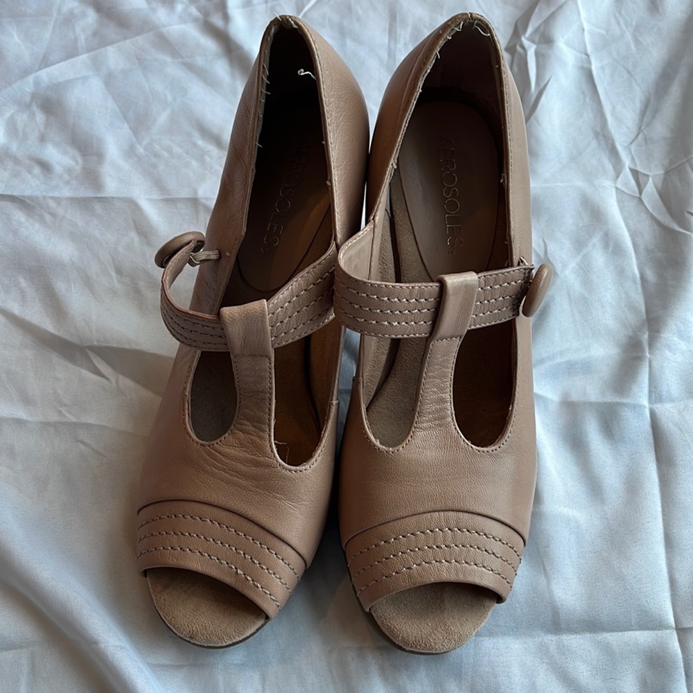 Aerosoles peep toe shoes